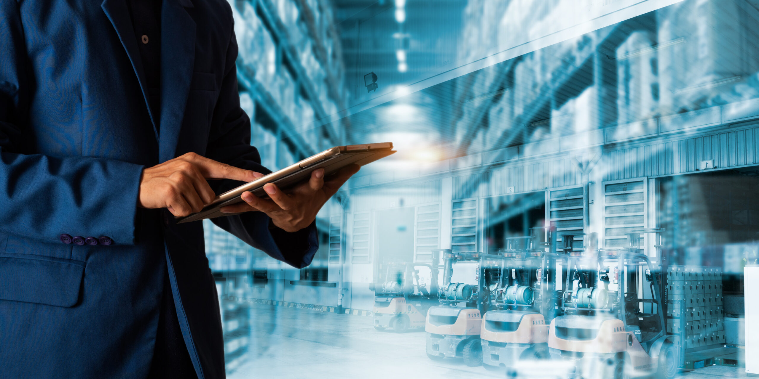 Warehouse-mgt-with-tablet