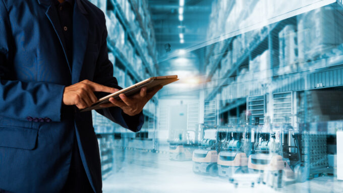 Warehouse-mgt-with-tablet