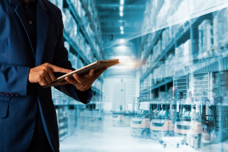 Warehouse-mgt-with-tablet